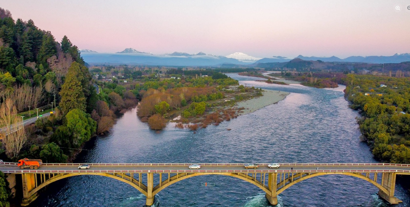 Puente sobre el río y paisaje cordillerano de Santa Bárbara